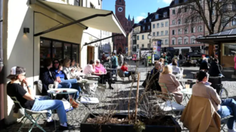 Frühlingserwachen mit 23 Grad: Sonne lockt Münchner in Cafés – bleibt das Wetter so?