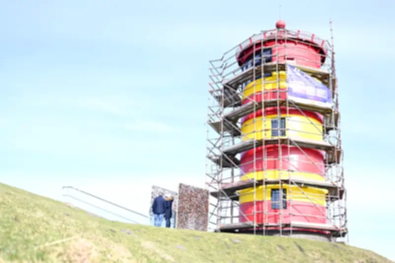 Frischer Glanz für den Pilsumer Leuchtturm: Neuanstrich bewahrt Ostfrieslands Wahrzeichen