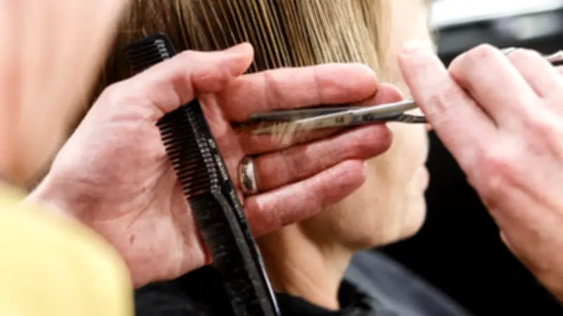 Friseurpreise in Ostdeutschland: Frau schockiert über hohe Kosten nach Umzug von Bayern