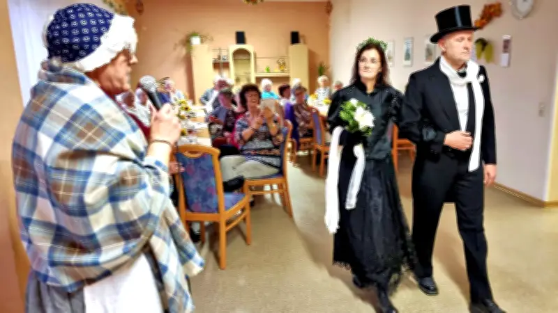 Froser Modekiste: Verein feiert 30 Jahre mit historischer Mode aus mehreren Jahrzehnten