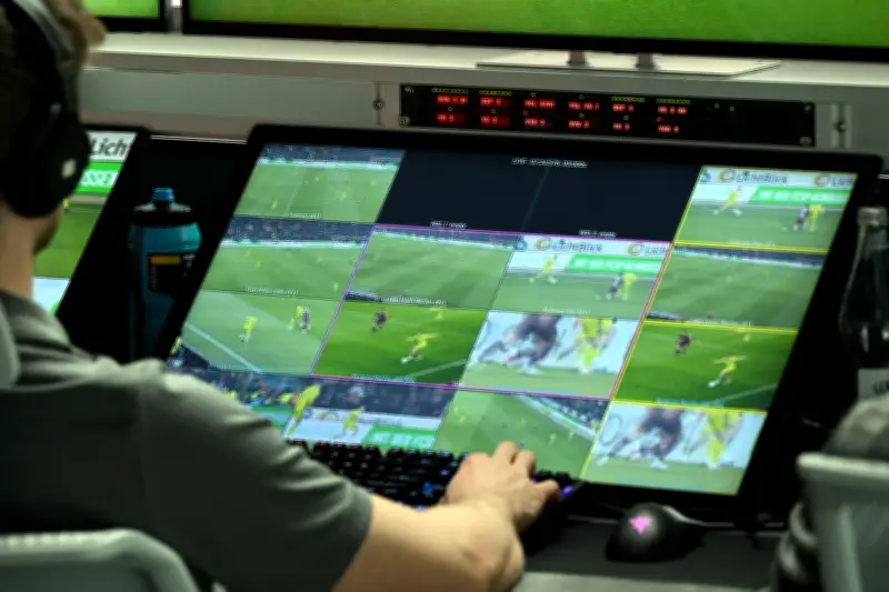 Fußball-Regeln: VAR erhält mehr Befugnisse - Neue Maßnahmen gegen Zeitspiel beschlossen
