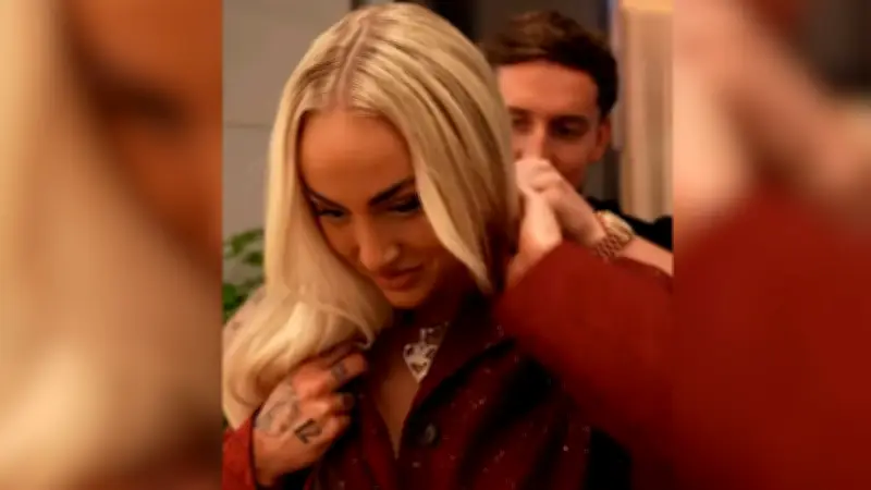 Fußball-Star Alisha Lehmann erhält personalisierte Diamanten-Kette als exklusives Geschenk