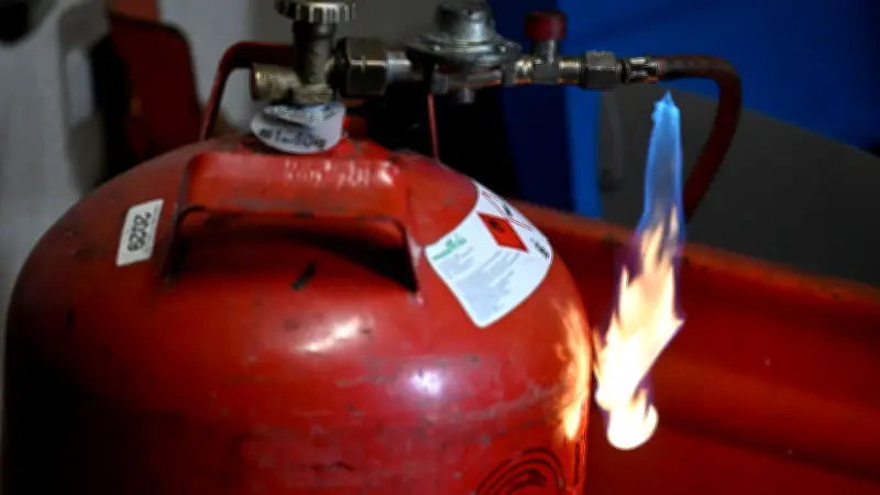 Gasflaschen-Diebstahl in Vorpommern: Täter plündern Automaten bei Baumarkt