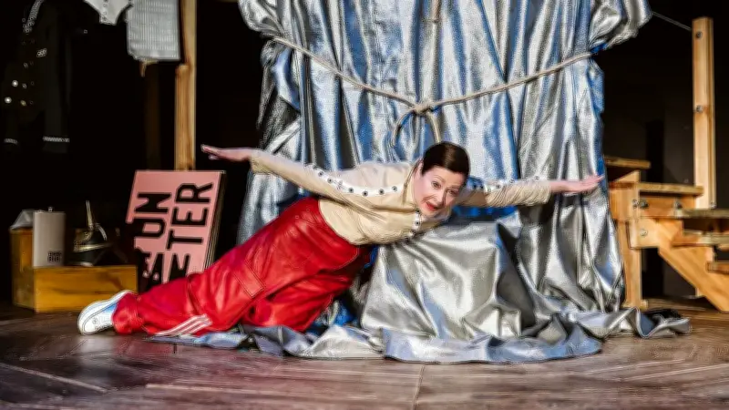 Gastspiel in Schwedt: „Der Untertan spricht“ enthüllt Machtmechanismen