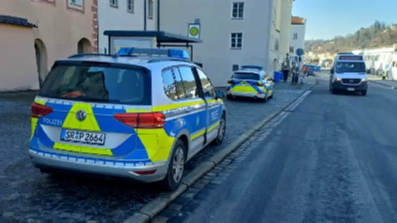 Gefesselter Gewalttäter flieht aus Passauer Gericht: Großfahndung mit Hubschrauber läuft