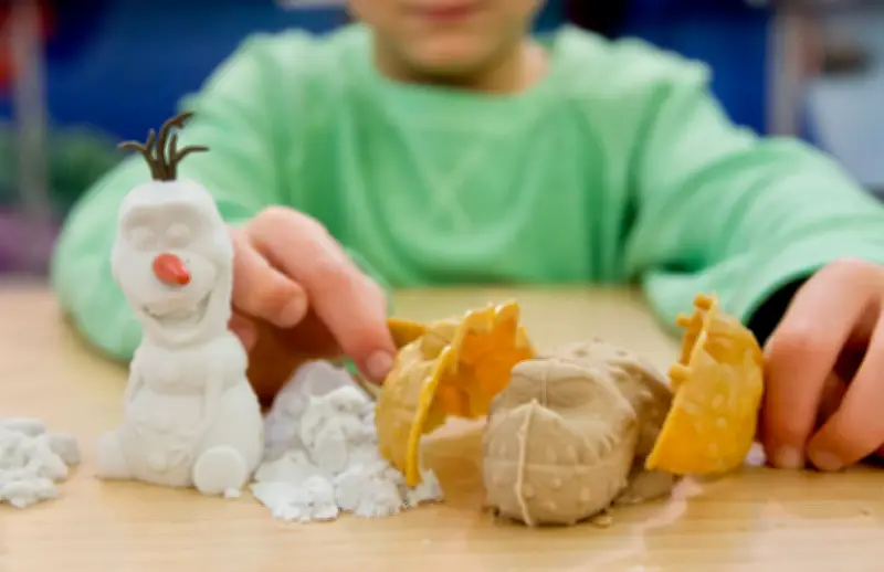 Gefährlicher Regenbogensand: Asbest in Spielsand aus China – Verbraucherschützer warnen Eltern