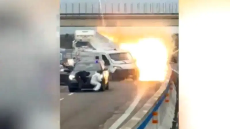 Geldtransporter-Sprengung auf Autobahn: Täter täuschen Polizeieinsatz vor und fliehen