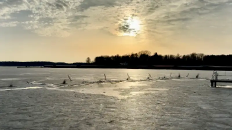 Gemeinschaftsaktion in Rechlin: Eisschollen werden zu Kunstwerken gestapelt