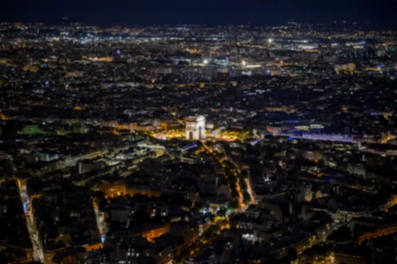 Gendarm am Pariser Triumphbogen mit Messer attackiert - Terrorermittlungen eingeleitet