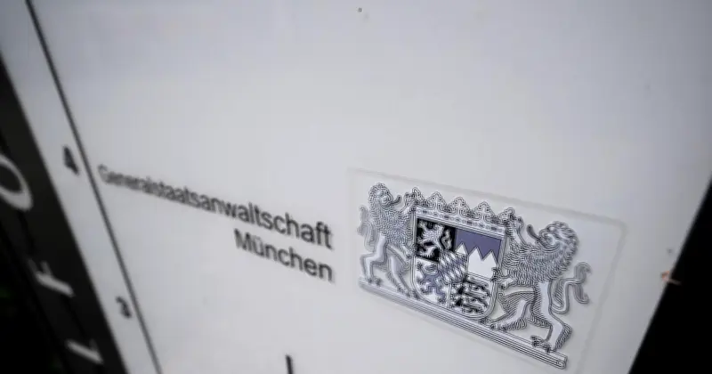 Generalstaatsanwaltschaft München mit politischen Parolen beschmiert – Polizei sucht Täter