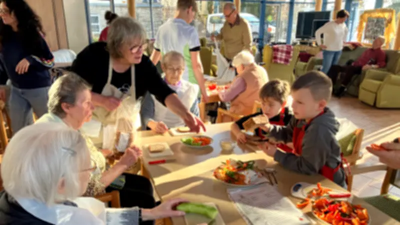 Generationen kochen gemeinsam: Kinder und Senioren schnippeln im Seniorenzentrum Goldene Aue