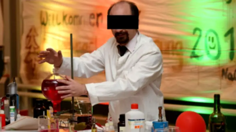 Gericht kippt Suspendierung: Lehrer trotz Bikini-Waschaktion und Beziehungsvorwürfen im Dienst