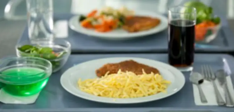 Geschirrklau in Bayerns Mensen: Warum Besteck und Tassen verschwinden und die Preise steigen