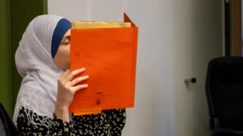 Geständnis vor Gericht: Deutsche IS-Terroristin mit vier Kindern stand in München vor Gericht