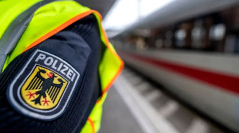 Gewaltausbruch im ICE: Zugbegleiter attackiert, 100 Reisende gestrandet