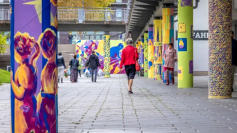 Gewalttätiger Angriff in Halle-Neustadt: Mann prügelt auf Kontrahenten ein und attackiert Polizisten