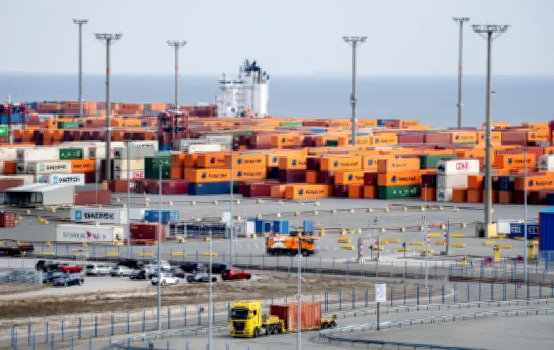 Giftiger Stoffaustritt im JadeWeserPort: Drei Verletzte bei Container-Unfall