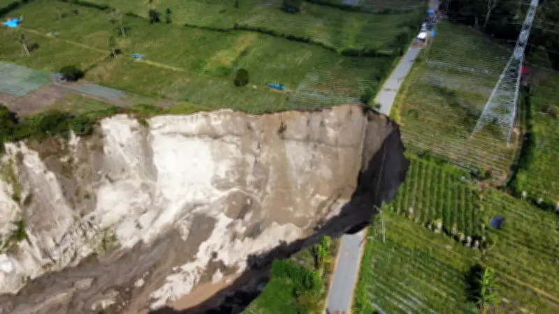 Gigantisches Erdloch in Indonesien wächst unaufhaltsam und bedroht Siedlungen