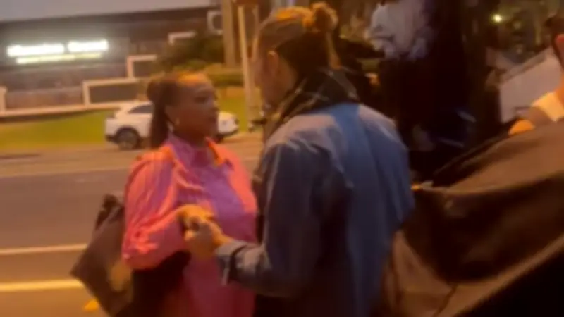 Gil Ofarim filmt intimen Händchen-Halt vor Abflug – Wer ist die mysteriöse Frau?