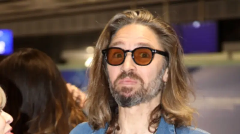 Gil Ofarim warnt Fans vor KI-generierter Biografie: 'Kauft den Quatsch nicht!'