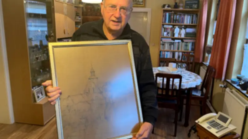 Glaser entdeckt historische Künstler-Skizze hinter altem Aquarell in Fürstenwerder