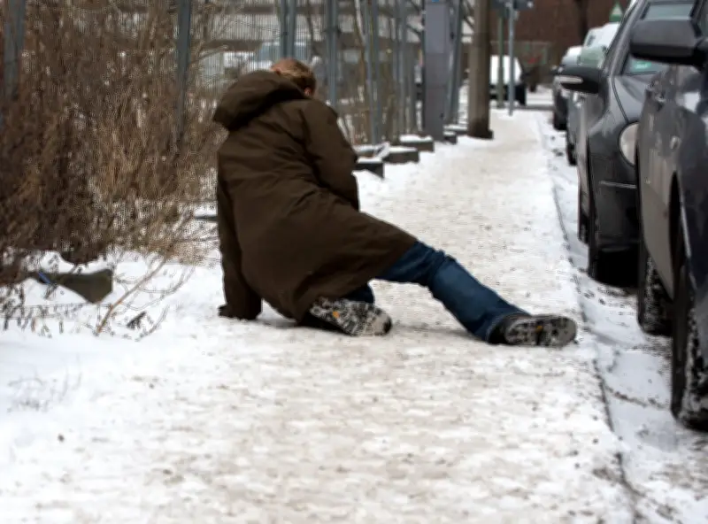 Glatte Wege: So fordern Sie nach einem Sturz Schadenersatz ein