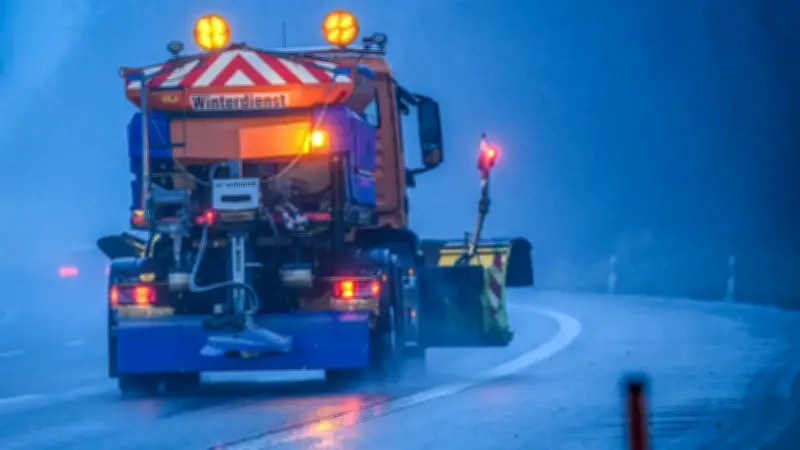 Glatteis-Chaos auf A3 bei Regensburg: Berufsverkehr lahmgelegt, Streufahrzeuge stecken fest