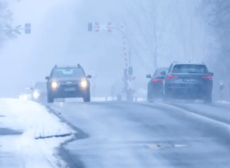 Glättegefahr durch Schneefall und gefrierende Nässe - DWD warnt vor rutschigen Straßen