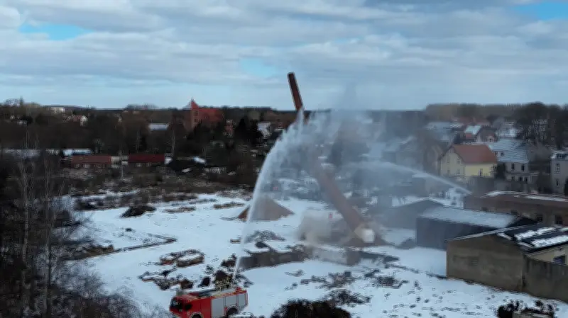 Goldberg verliert Industrie-Wahrzeichen: DDR-Schornstein gesprengt