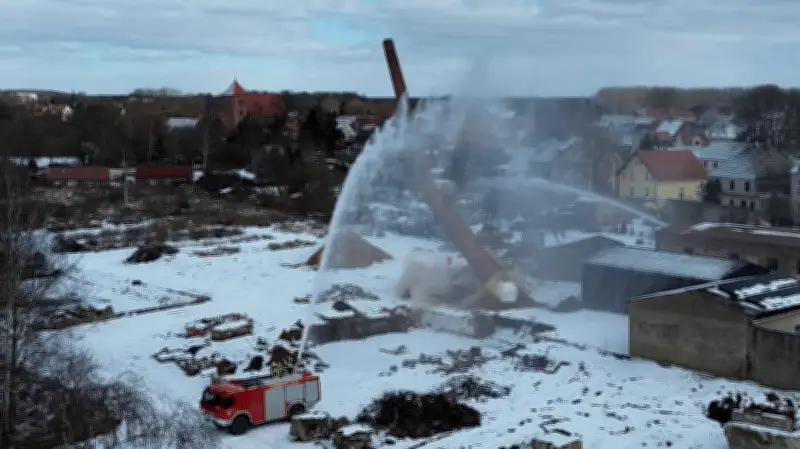Goldberger Wahrzeichen gesprengt: 25-Meter-Schornstein aus DDR-Zeit verschwindet
