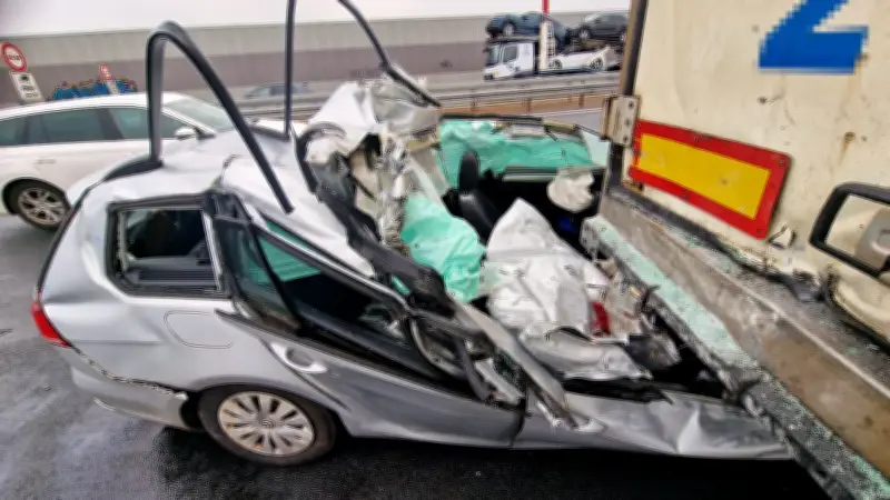 Golf kracht auf A1 unter Lkw: Fahrer entsteigt völlig zerstörtem Wrack mit leichten Verletzungen