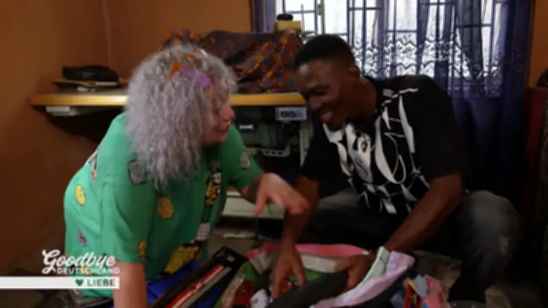 Goodbye Deutschland: Susann versucht mit Geschenken in Nigeria zu punkten