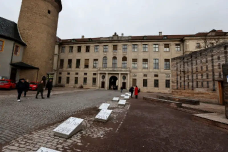 Graffiti-Attacke auf Weimarer Stadtschloss: Polizei sucht nach Unbekannten