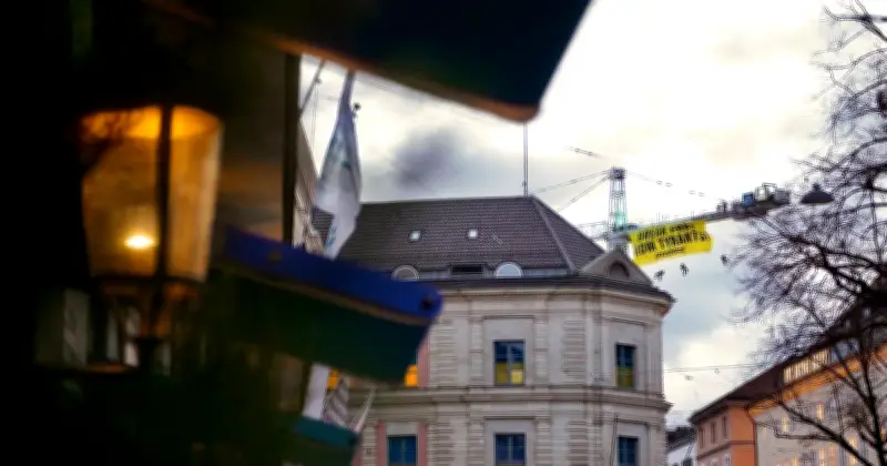Greenpeace-Aktivisten entrollen riesiges Protestbanner an Kran vor Münchner Sicherheitskonferenz