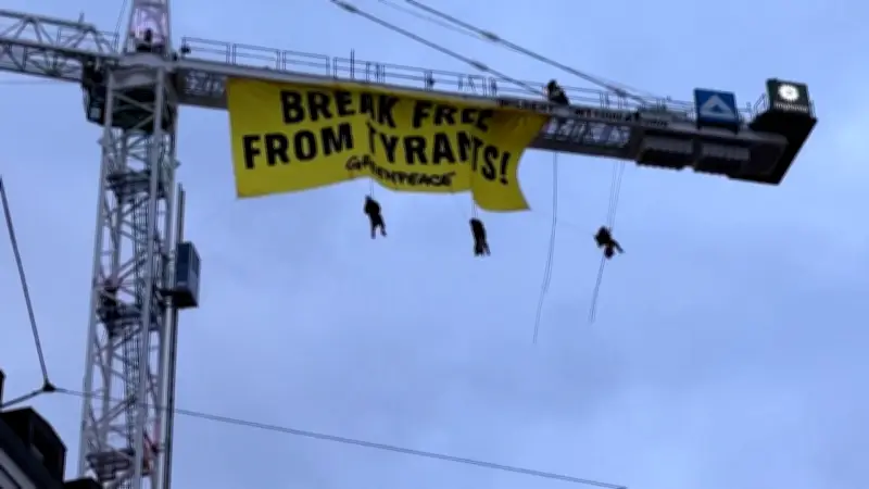 Greenpeace-Protest auf Münchner Kran: Riesenbanner gegen Sicherheitskonferenz