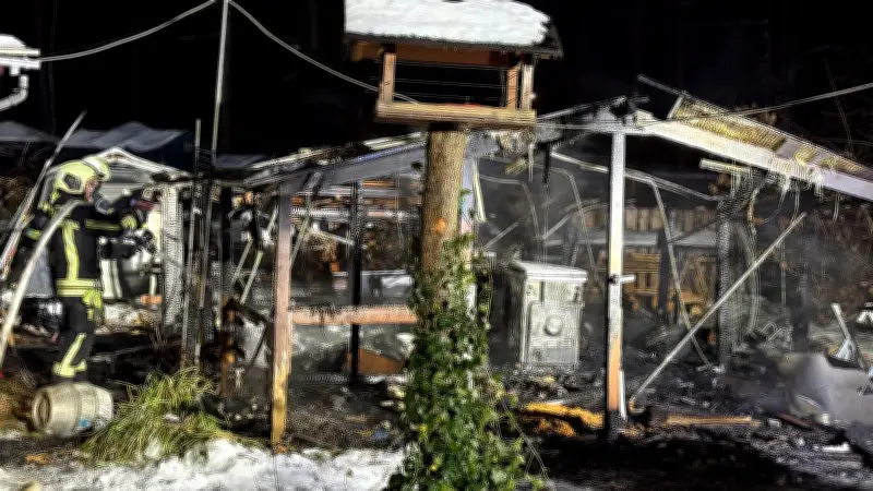 Großbrand auf Müritz-Campingplatz: Feuerwehr verhindert Waldbrand und rettet Katzen