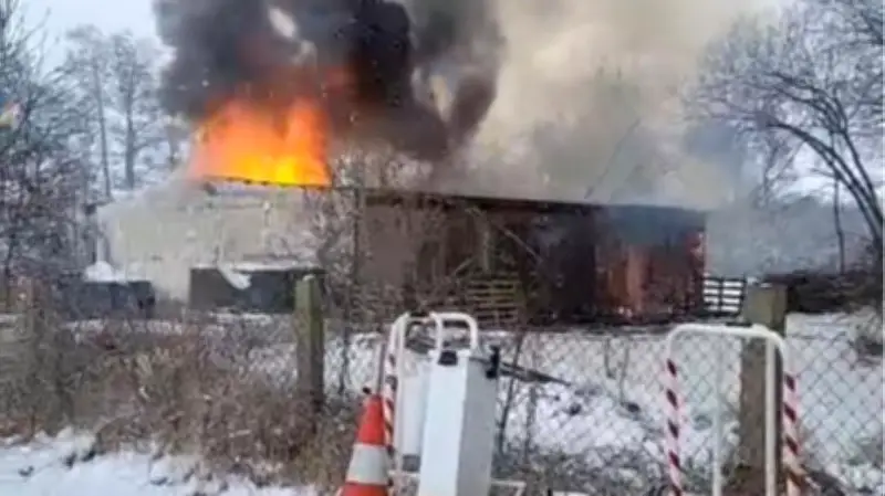 Großbrand in Lüdersdorf: 90 Feuerwehrleute löschen Stallbrand in Groß Neuleben