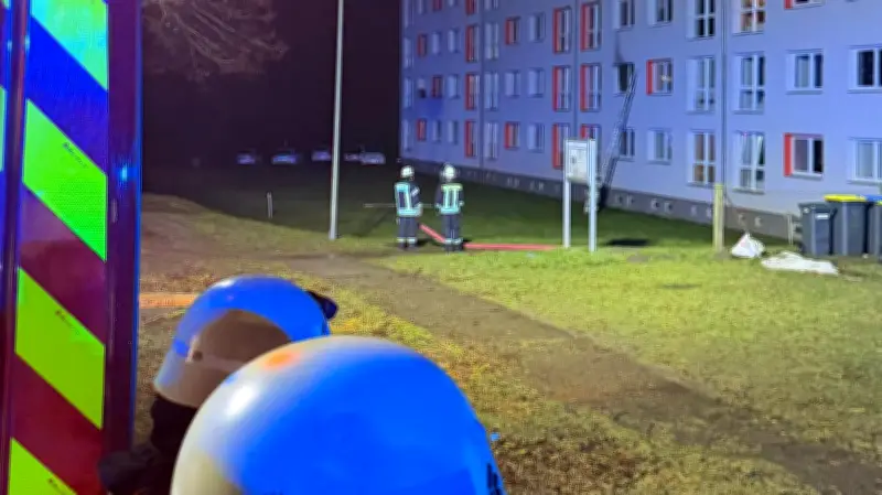 Großbrand in Weferlingen: Mehrfamilienhaus nach Feuer unbewohnbar – Feuerwehr mit Großaufgebot im Einsatz