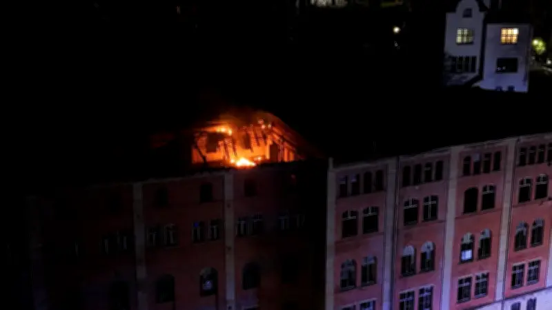 Großbrand in Zeitz: Ehemaliges Zitza-Werk steht in Flammen - Feuerwehr kämpft unter schwierigen Bedingungen