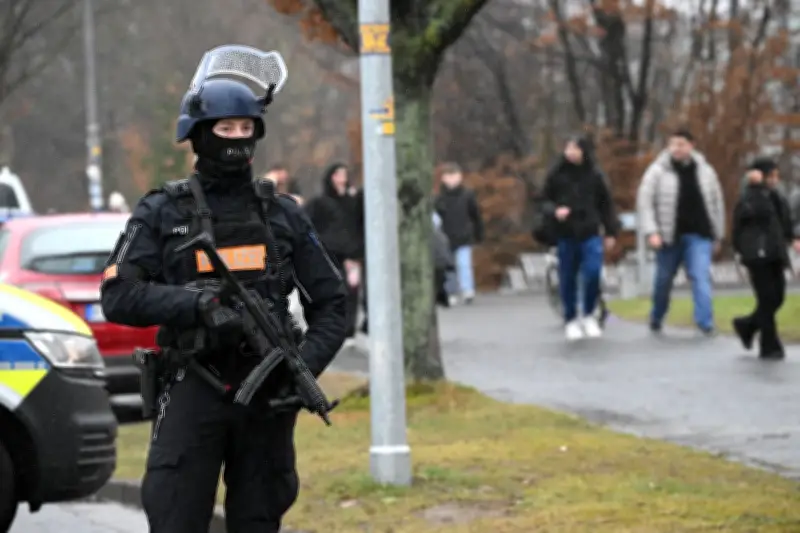 Großeinsatz an Berufsschule in Salzgitter: 15-Jähriger mit Attrappe festgenommen