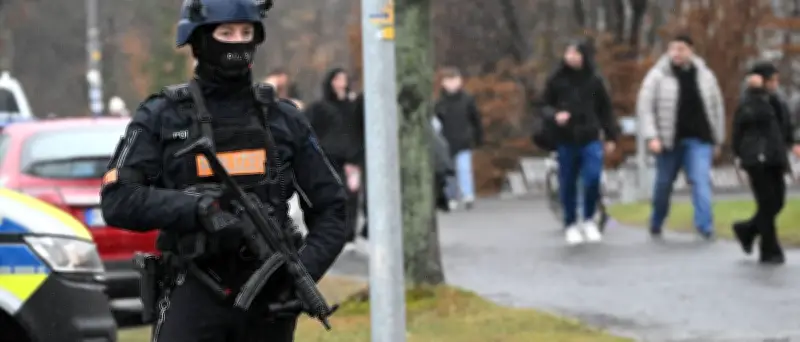 Großeinsatz an Berufsschule in Salzgitter: 15-Jähriger mit täuschend echter Waffe gefasst