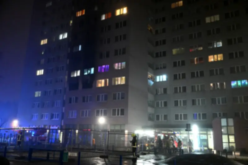 Großeinsatz in Berlin: Hochhausbrand in Friedrichsfelde - Kinder unter Schwerverletzten