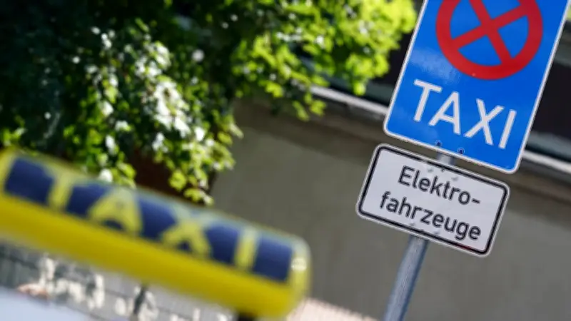 Hamburg stockt E-Taxi-Förderung auf: Weitere 700.000 Euro für klimafreundliche Taxiflotte