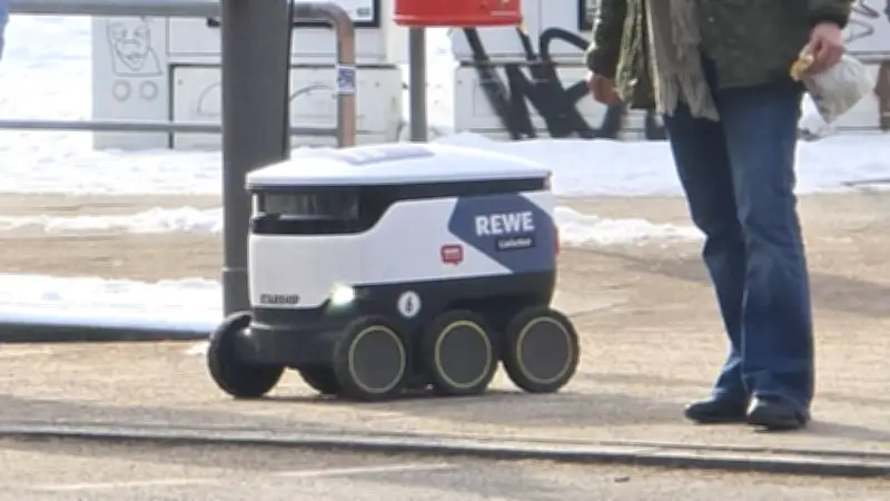 Hamburgs einzigartiges Pilotprojekt: KI-Roboter liefert Supermarkt-Einkäufe direkt vor die Haustür