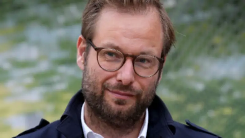 Hamburgs Senator Tjarks lobt Bundespläne für günstigeren Führerschein