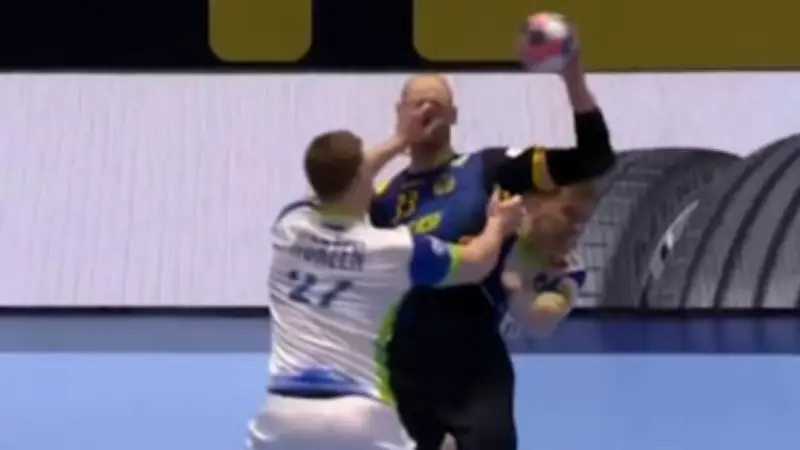 Handball-EM: Experte Heinevetter lacht über kurioses 'Hand frisst Gesicht'-Foul