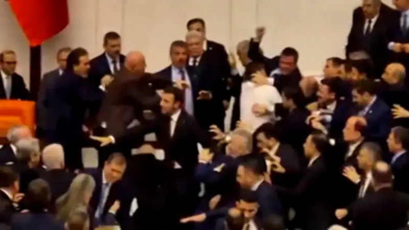 Handgreiflichkeiten im türkischen Parlament nach umstrittener Justizminister-Ernennung