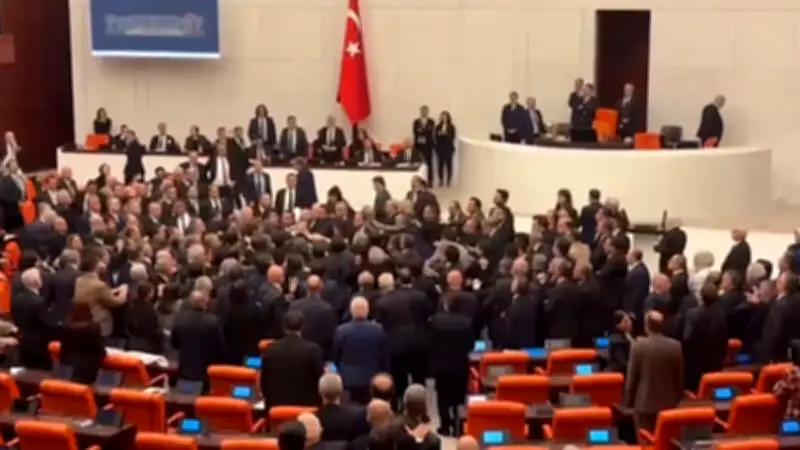 Handgreiflichkeiten im türkischen Parlament: Wortgefecht eskaliert zur Schlägerei