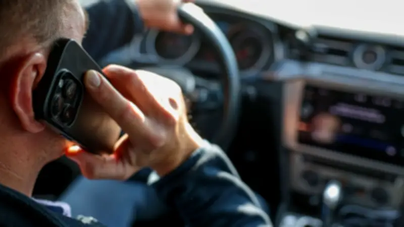 Handy und Alkohol: 40-Jähriger fährt in Bendelin in Gegenverkehr