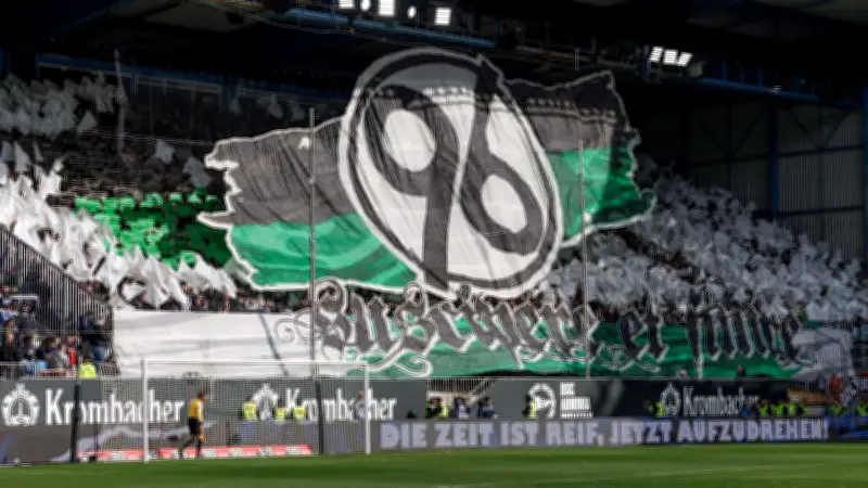 Hannover 96 triumphiert in Bielefeld: Fan-Plakat sendet klare Botschaft